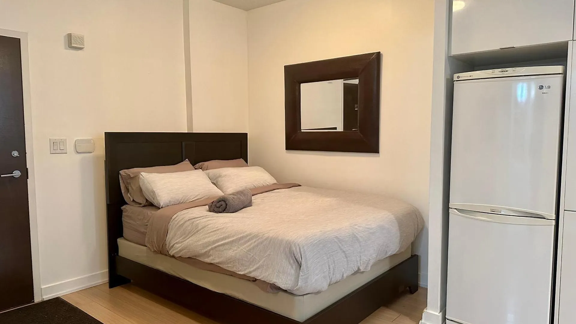 1Bdrm Plus Den With 2 Real Beds Plus Sofabed & Terrace & Parking Toronto Canada
