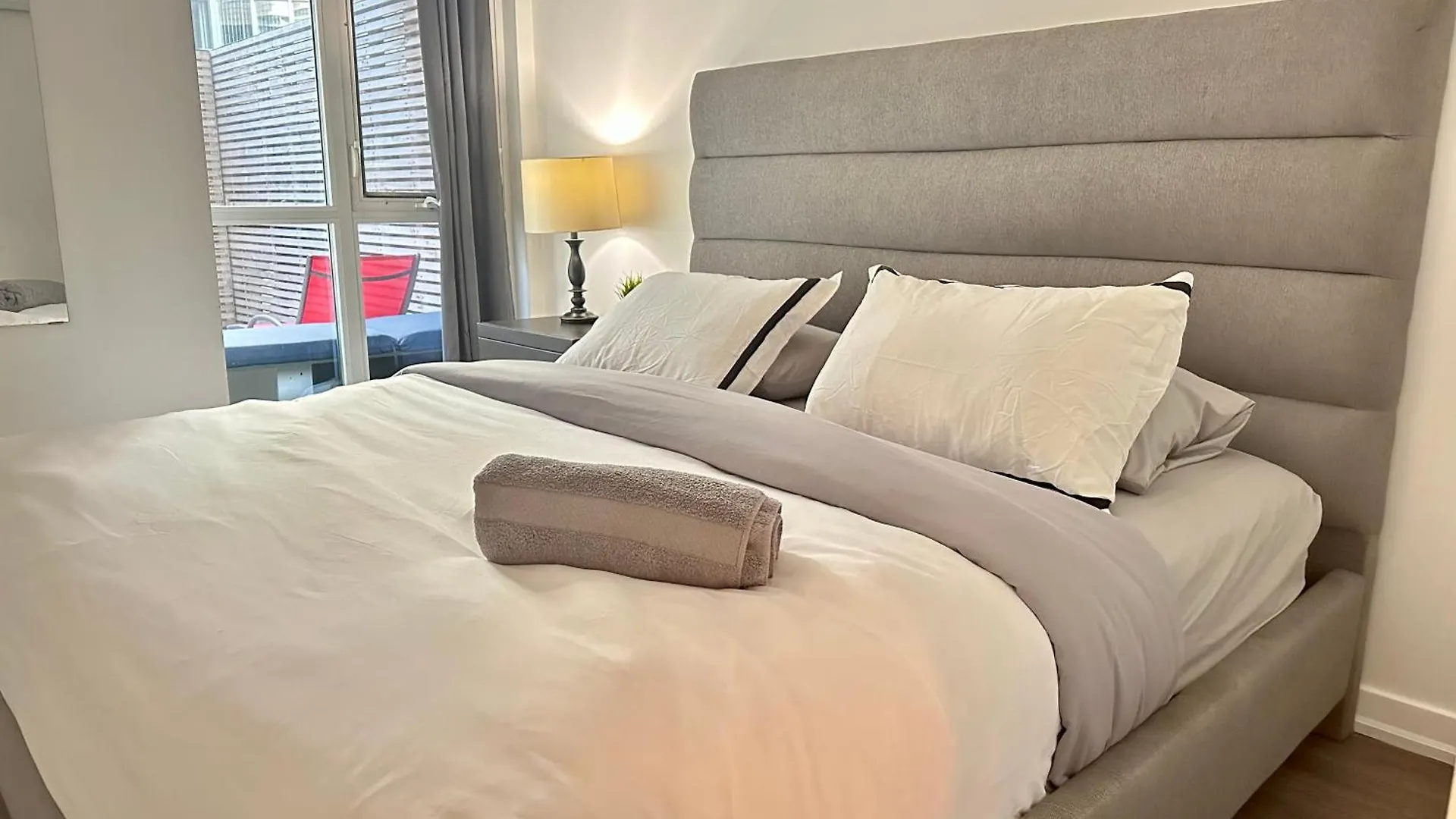 1Bdrm Plus Den With 2 Real Beds Plus Sofabed & Terrace & Parking Toronto Apartment
