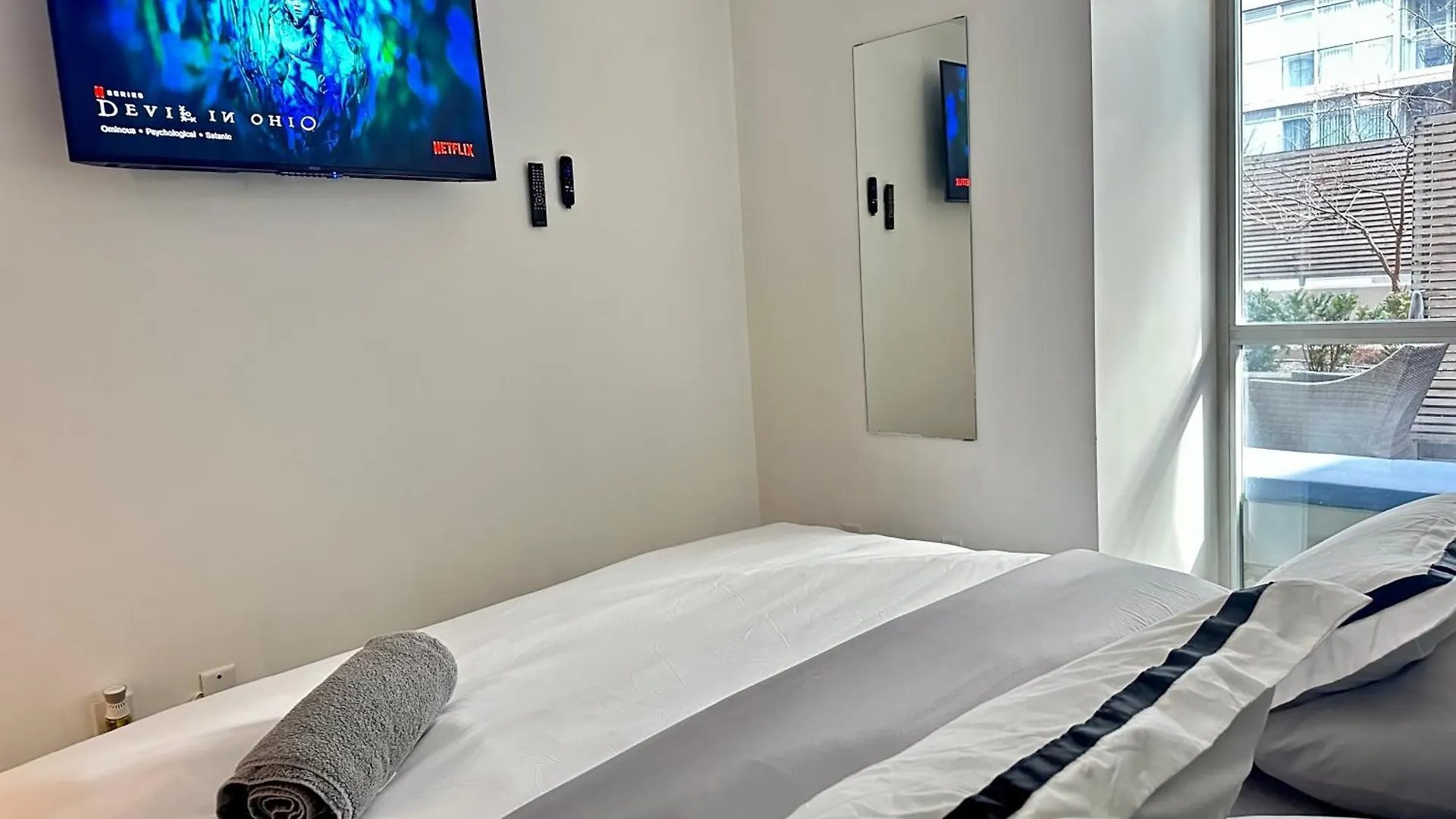 1Bdrm Plus Den With 2 Real Beds Plus Sofabed & Terrace & Parking Toronto Apartment