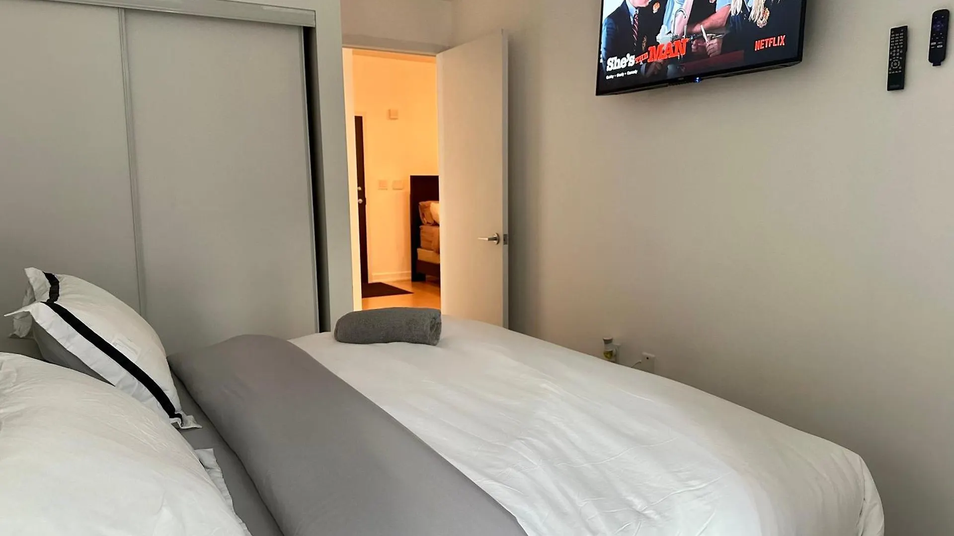 1Bdrm Plus Den With 2 Real Beds Plus Sofabed & Terrace & Parking Toronto