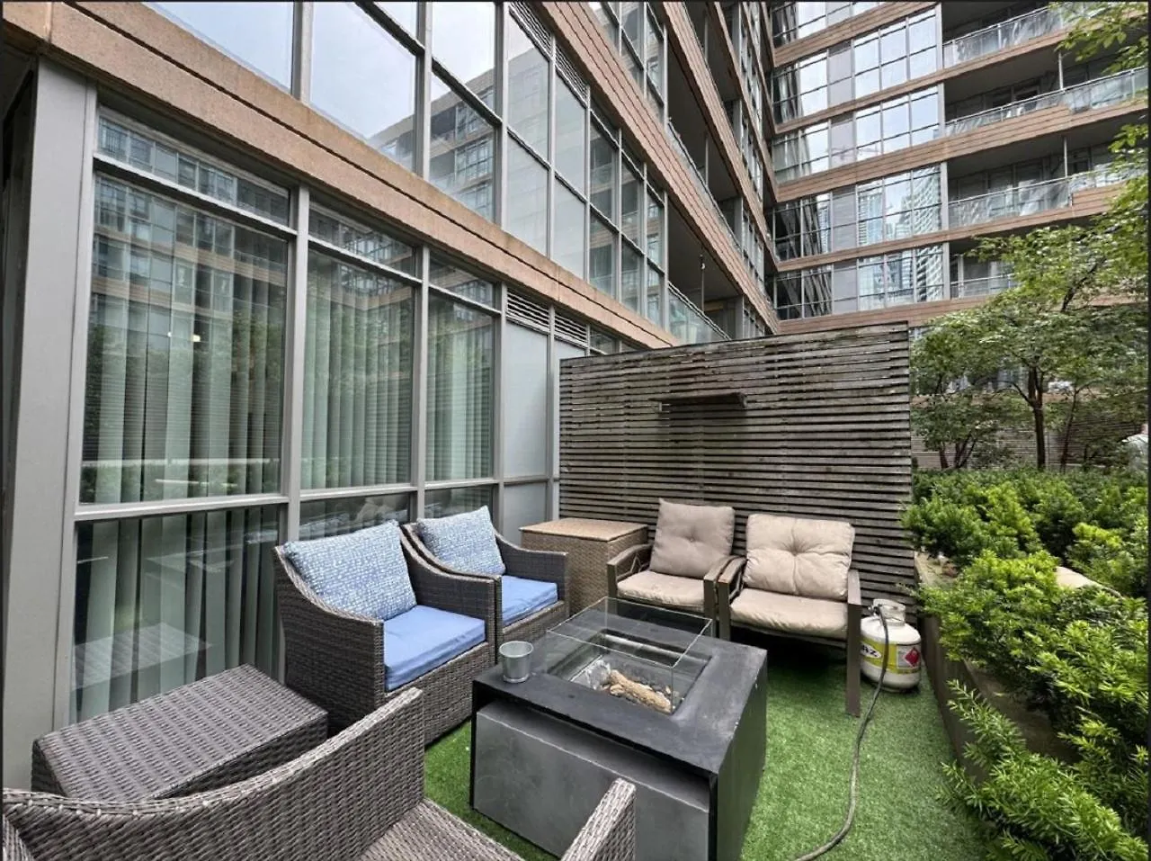 1Bdrm Plus Den With 2 Real Beds Plus Sofabed & Terrace & Parking location
